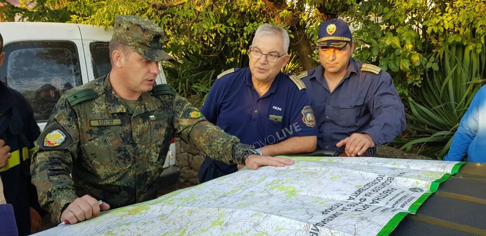 Пожарът в Хасковско бушува, военни се хвърлиха да го гасят СНИМКИ