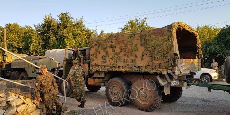 Пожарът в Хасковско бушува, военни се хвърлиха да го гасят СНИМКИ