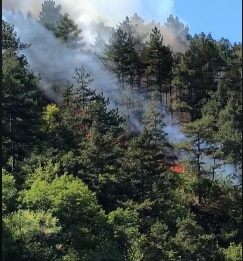 Гъсти облаци дим покриха Дупница, огънят пълзи към близките къщи 