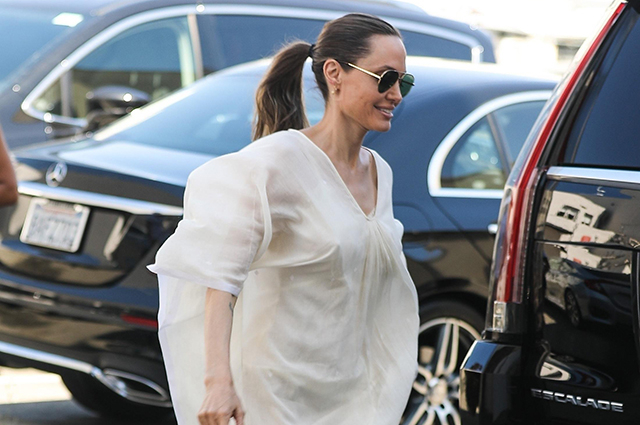 Зърната на Джоли пак лъснаха под прозрачна рокля! СНИМКИ
