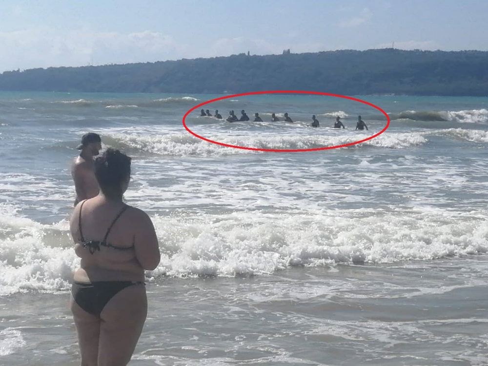 ВИДЕО 18+ показа как в огромни вълни спасители вадят удавеното във Варна момиче