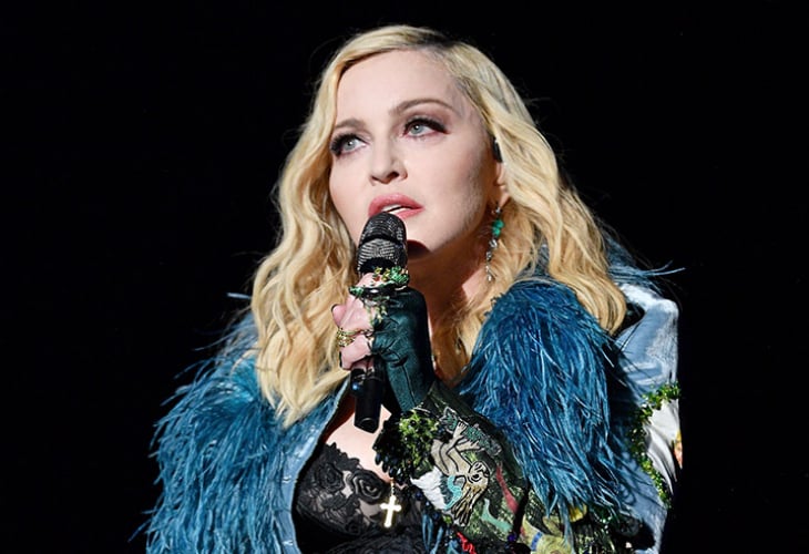 Синът на Мадона се кипри в къса рокличка, майка му горда ВИДЕО 