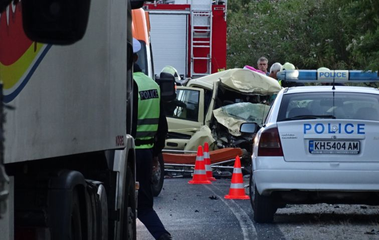 Кървава катастрофа с два трупа затвори пътя София - Варна