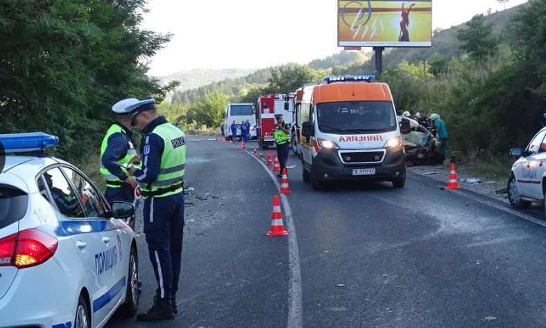 Първо в БЛИЦ! Страшна катастрофа на пътя София-Самоков, пътят е затворен, хвърчат линейки СНИМКА