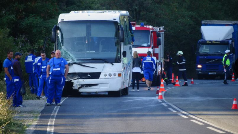 Тежка верижна катастрофа с автобус със сватбари край Раданово