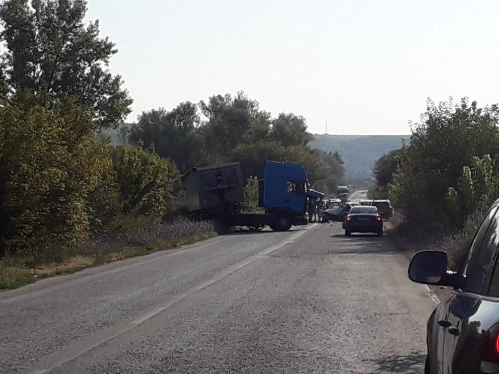 Камион премаза лека кола край Плевен СНИМКА