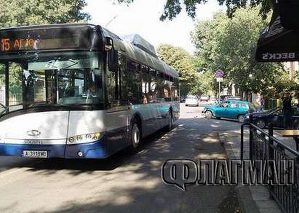Потресен гражданин в Бургас: В автобуса бичеше сръбска чалга, а шофьорите псуват пътници пред туристите
