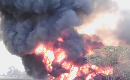 Бензиновоз се взриви в Уганда, унищожени са 20 сгради СТРАШНИ СНИМКИ