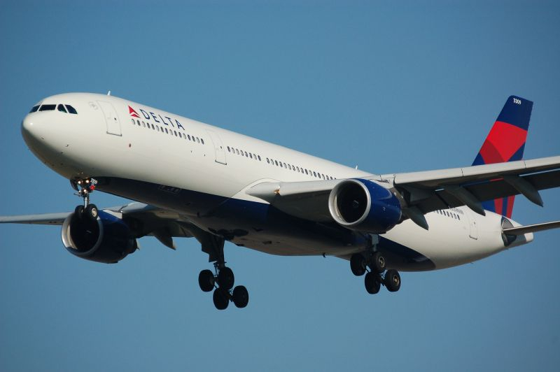 Самолет Boeing 757-200 направи грубо кацане на Азорските острови СНИМКИ
