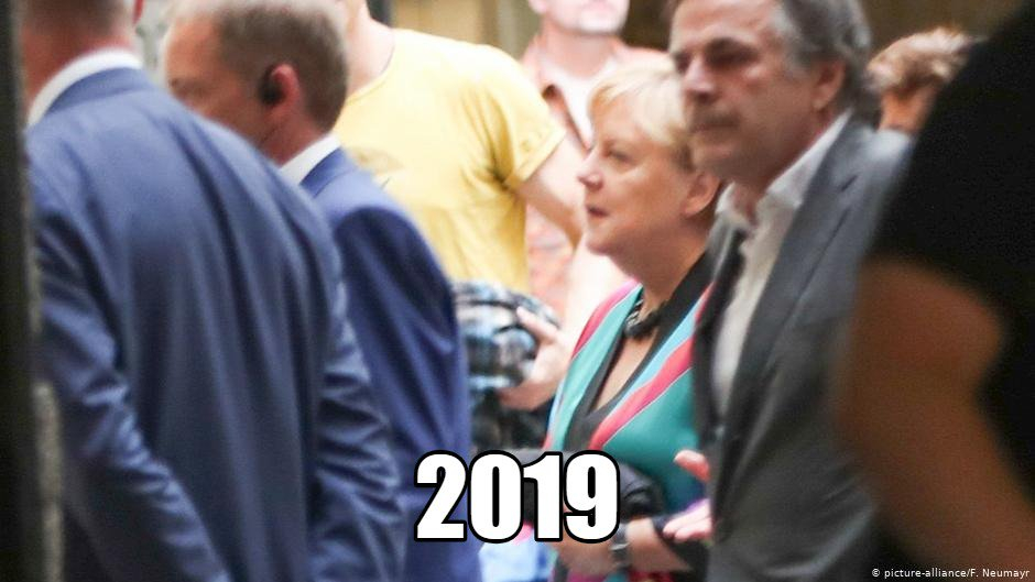 Меркел се появи пред публика с тоалет от преди 20 години СНИМКИ