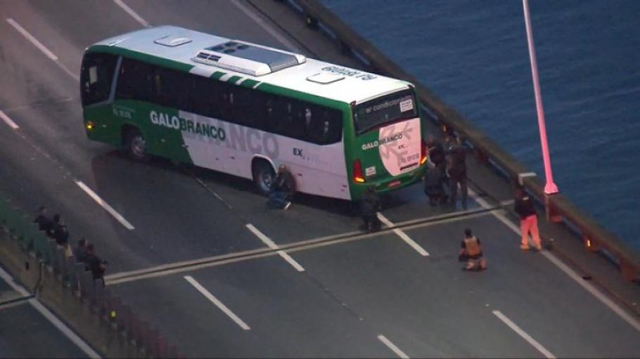 Ужас в Рио де Жанейро! Въоръжен взе заложници в автобус, заплашва да... СНИМКИ