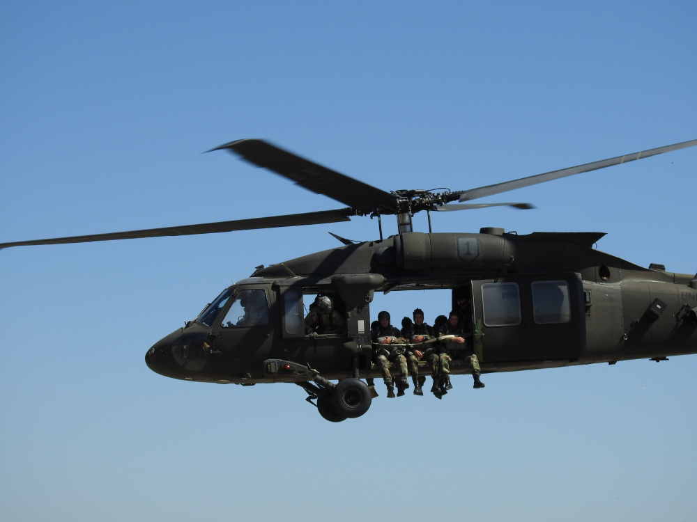 Зрелищни СНИМКИ как наши командоси скачат за първи път от US хеликоптери „Black Hawk”
