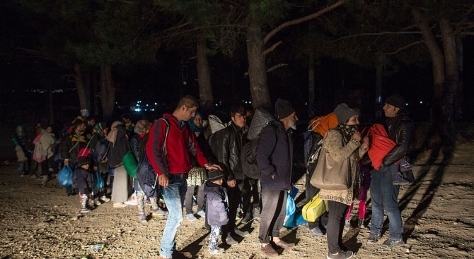 Орди мигранти пак лазят към Европа