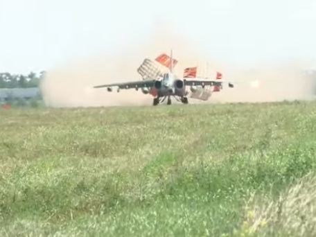 Появи се ВИДЕО с кацане на Су-25СМ3 на гола земя