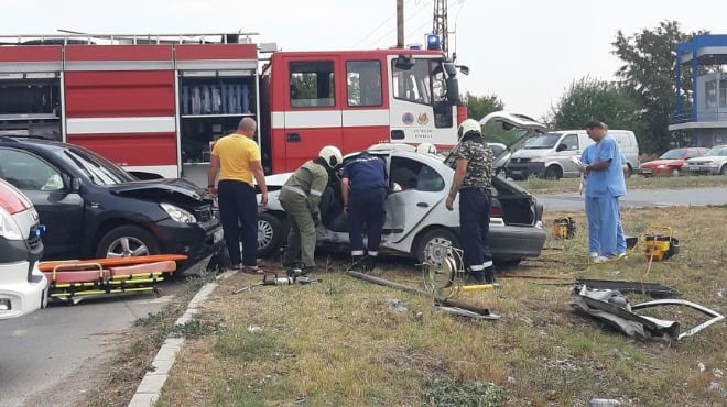 Страшни СНИМКИ: Цял час вадят мъж от размазана кола в Ямбол 