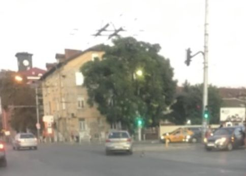 Само в БЛИЦ! Две коли в страшен сблъсък на възлов столичен булевард СНИМКИ