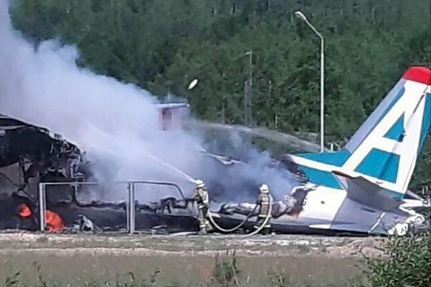 Руска стюардеса със счупени ребра спаси всички 43 пътници от горящ самолет ВИДЕО