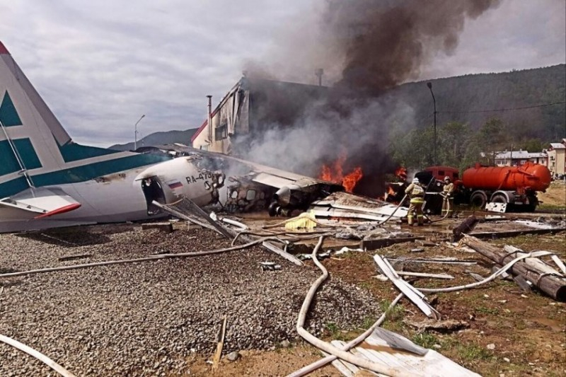 Руска стюардеса със счупени ребра спаси всички 43 пътници от горящ самолет ВИДЕО
