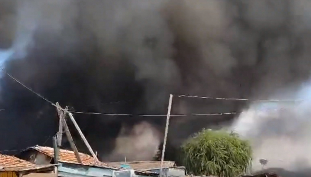 Огнен ад в Столипиново: Циганите бягат с покъщнина от постройки и бараки ВИДЕО