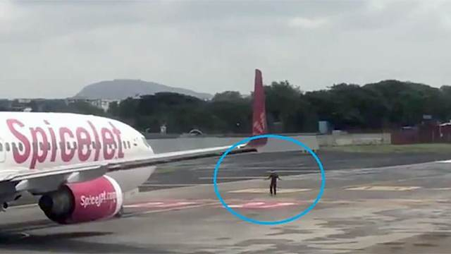 Идиот спря излитането на самолет, бягайки пред машината СНИМКА
