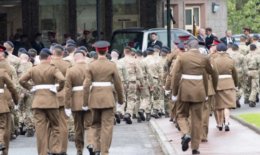 Изпратиха с почести британски войник, загинал от много пиене СНИМКИ