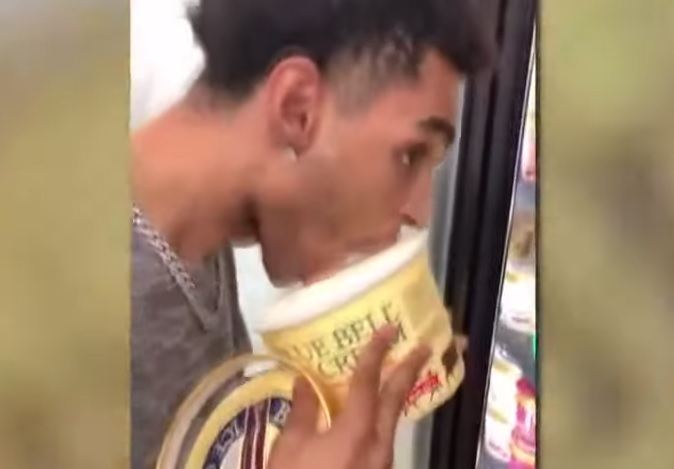 Цветнокож облиза сладолед в магазин, полицията в САЩ го издирва ВИДЕО