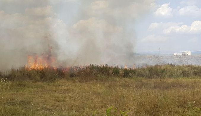 Страшен пожар на метри от циганската махала на Кюстендил 