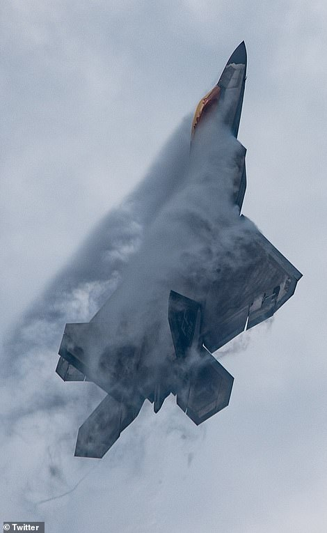 Изтребители  F-22 Raptor пореха небето над Чикаго в невиждано зрелище СНИМКИ