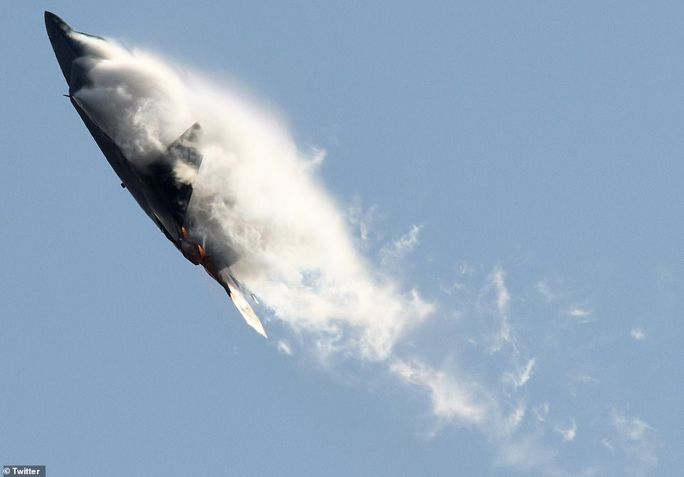Изтребители  F-22 Raptor пореха небето над Чикаго в невиждано зрелище СНИМКИ