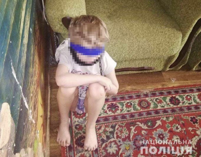Многодетна майка върза очите на детето си и го окова с верига към дивана СНИМКИ
