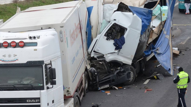Адска катастрофа с два камиона затвори пътя София-Плевен 