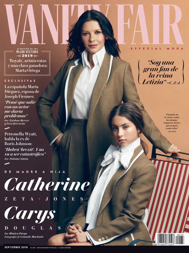 Катрин Зита Джоунс и дъщеря й се появиха заедно на корицата на списание СНИМКИ
