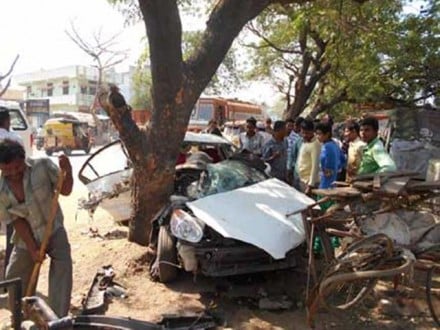 Шок новина: Две рикши се сблъскаха, 16 души загинаха 