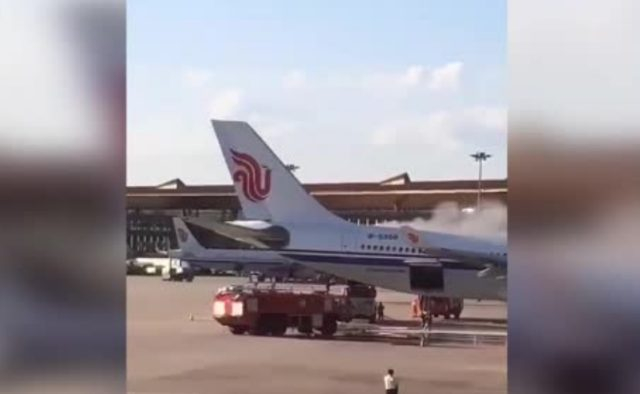 Самолет се запали при приземяване на летище в Пекин ВИДЕО