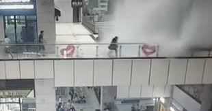 Вижте как посетителка в мол бе пометена от огромна струя вода ВИДЕО