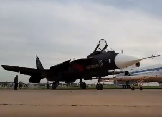 Русия показа необичайния изтребител Су-47 "Беркут" ВИДЕО