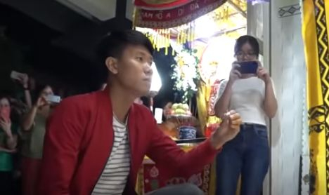 Влюбен виетнамец вдигна сватба на погребението на любимата си ВИДЕО