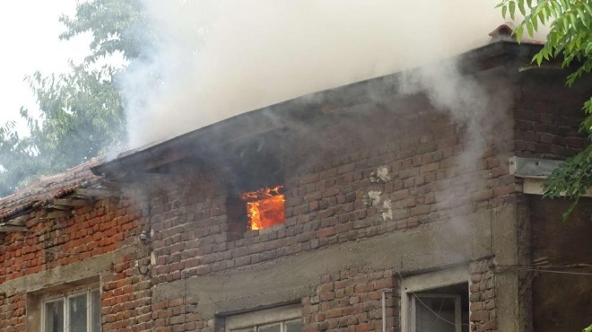 Мистериозен пожар пламна под носа на благоевградските огнеборци 