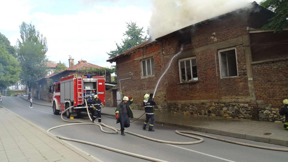 Мистериозен пожар пламна под носа на благоевградските огнеборци 