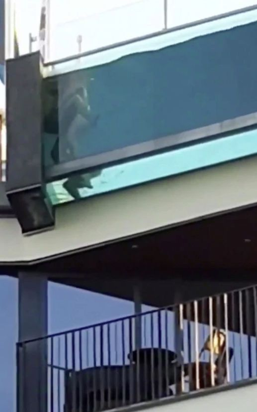 Двойка прави секс в стъклен басейн пред очите на десетки туристи ВИДЕО 18+