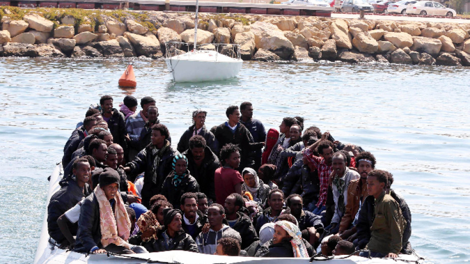Масови пристигания на мигранти в Гърция и Испания