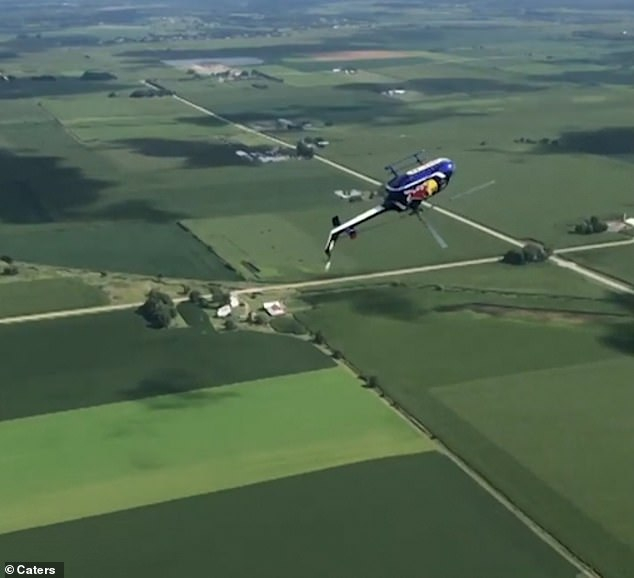Откачени пилоти направиха задно салто с хеликоптер ВИДЕО 