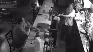 Хладнокръвно: Клиент на бар си запали цигара пред грабител с пушка ВИДЕО