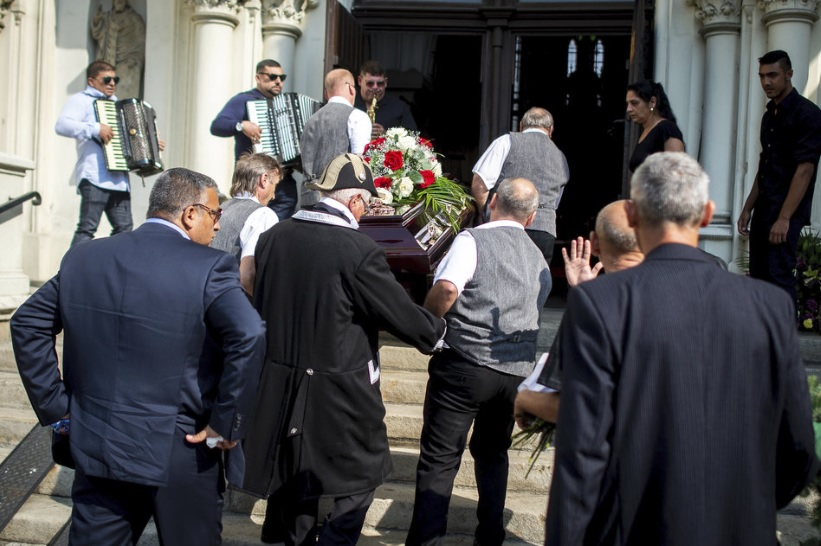 Карета и лакеи: ето как погребаха един от най-богатите ромски босове в Европа