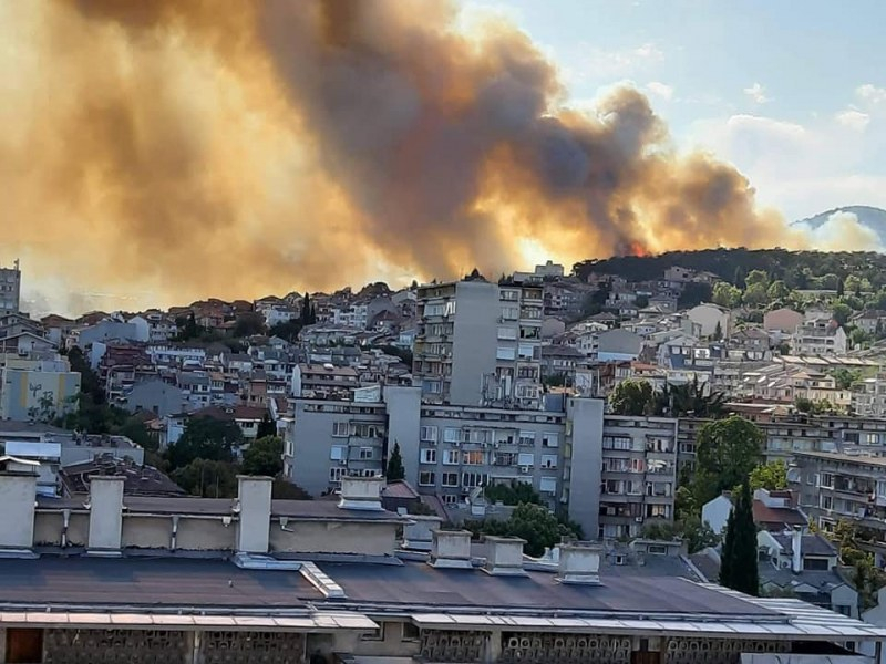 Извънредно от Стара Загора! Гори страшен пожар, евакуират деца на ръце СНИМКИ