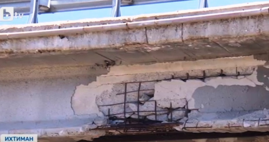 Ужас на АМ "Тракия": Парче бетон се откъсна от мост и се заби в кола