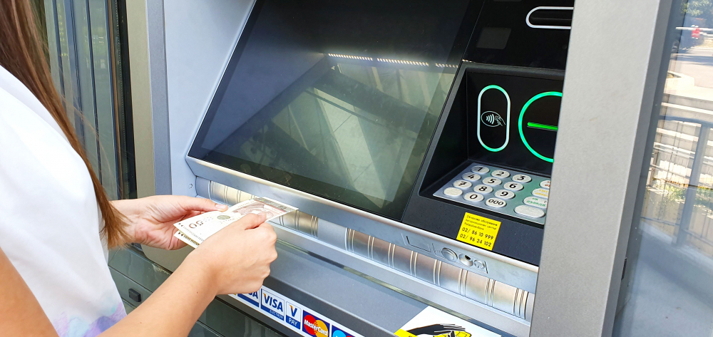 Безконтактно теглене и внасяне на новите банкомати на Райфайзенбанк