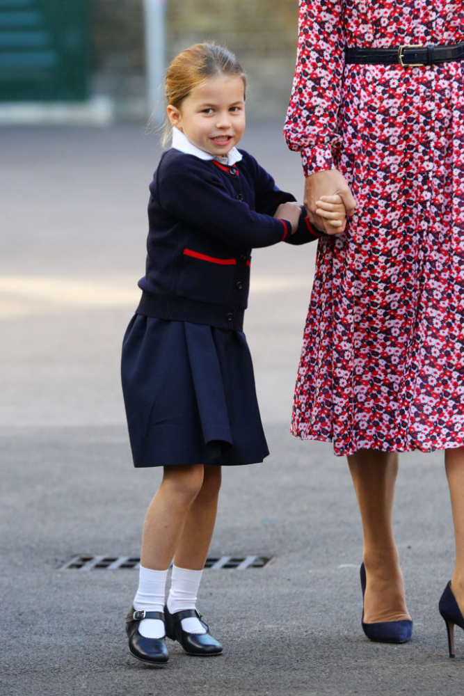 Принцеса Шарлот се скри зад майка си на първия учебен ден ВИДЕО