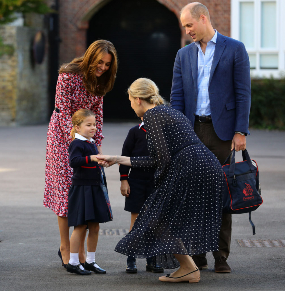 Принцеса Шарлот се скри зад майка си на първия учебен ден ВИДЕО