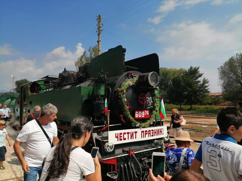 Уникален парен локомотив пристигна във Велинград СНИМКИ